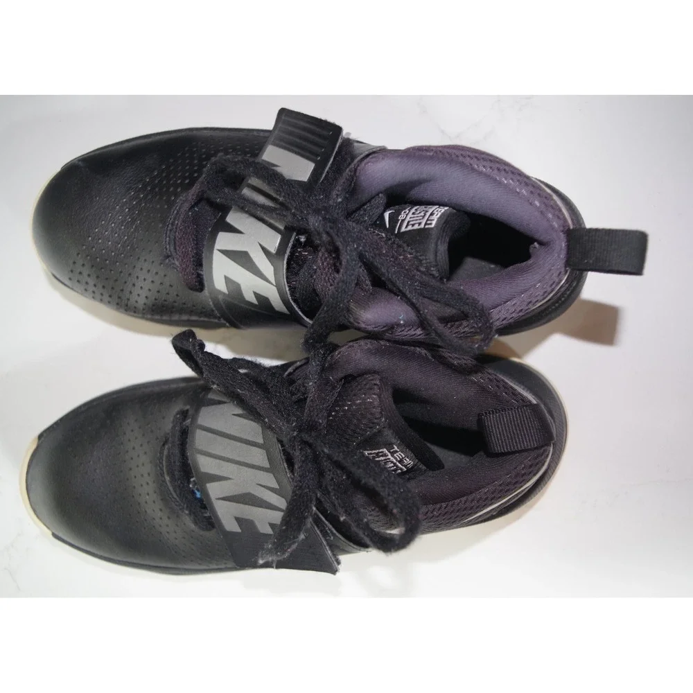 Nike Team Hustle D 8 Black Silver Kids Basketball Shoes Size 5.5Y